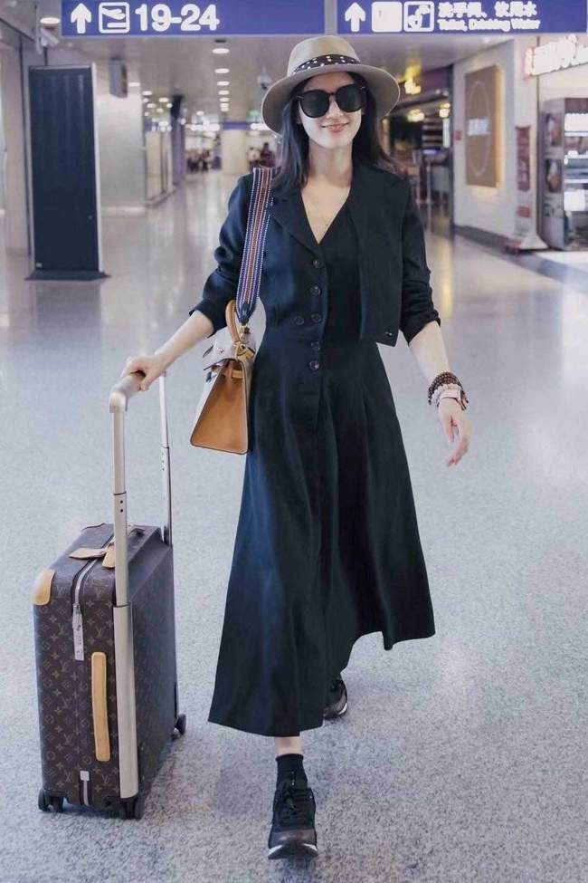 设计|黄圣依时尚风衣穿搭，设计简单很是迷人