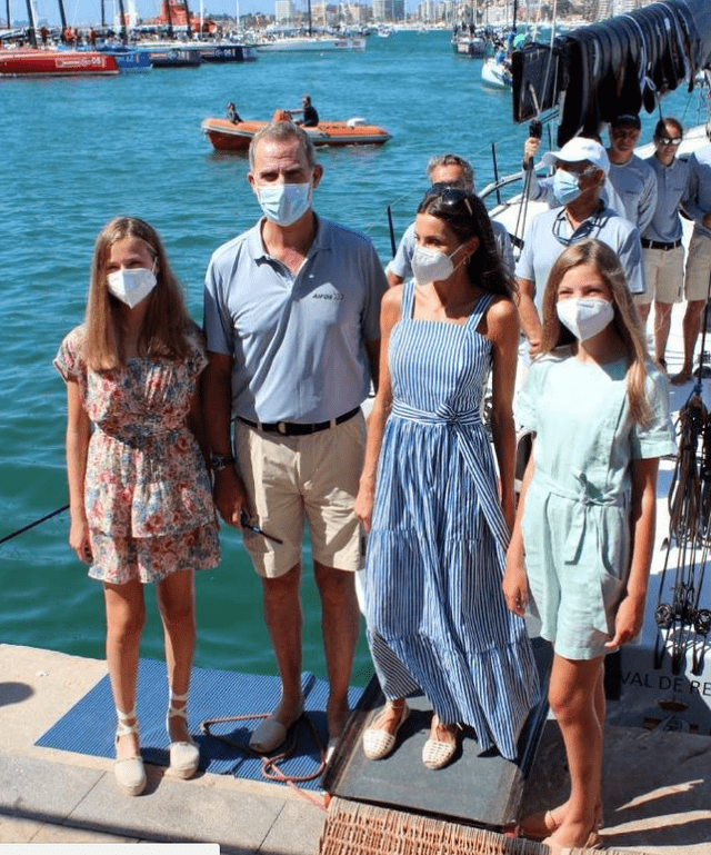 莱昂|16岁莱昂诺尔不再扮成熟,一身碎花套装衣元气满满,比妹妹还显小