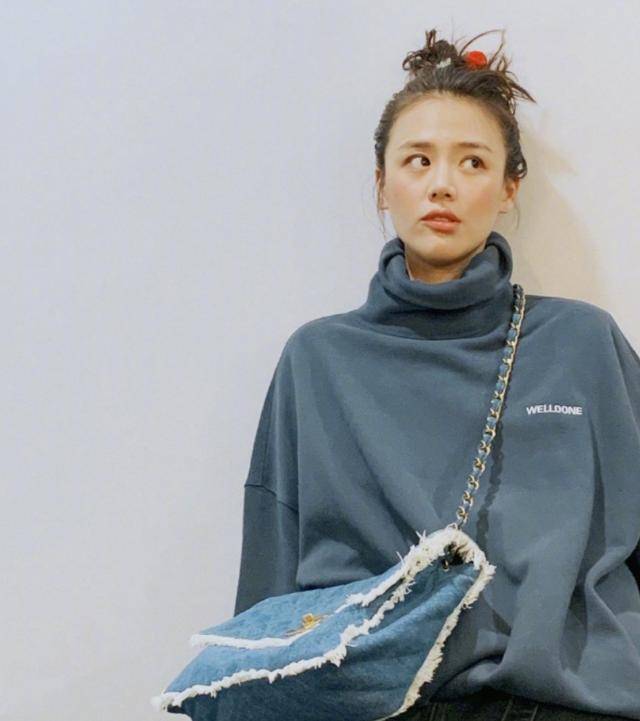 卫衣|马思纯减肥成功？穿卫衣扎丸子头，嫩回十八岁少女！