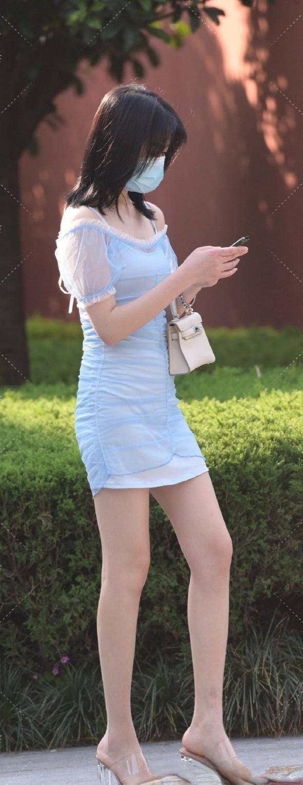 颜色|时髦的连衣裙看起来优雅而优雅，以美腿和独特的气质展现出个性