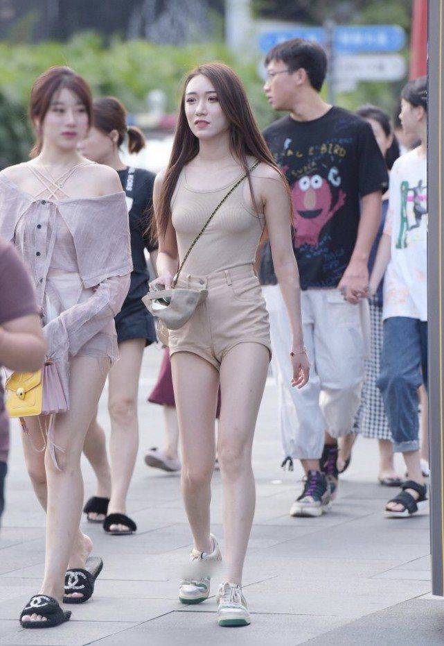 运动鞋|上衣塞进热裤不仅减龄，修饰腿长突出时尚感，搭运动鞋尝试新风格