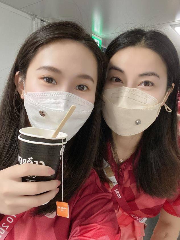 状态|陈若琳捧奶茶和郭晶晶合影，美颜后脸是不真实，但气质个个高贵！