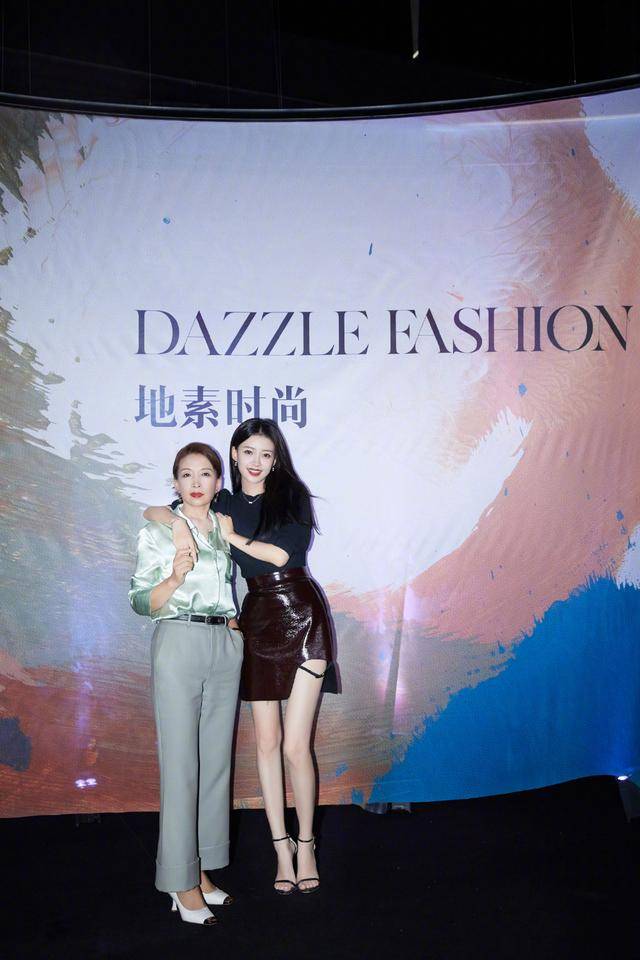 孙怡|孙怡也太大胆了吧，和妈妈一起出席活动，穿短裙还敢“剪掉一块”