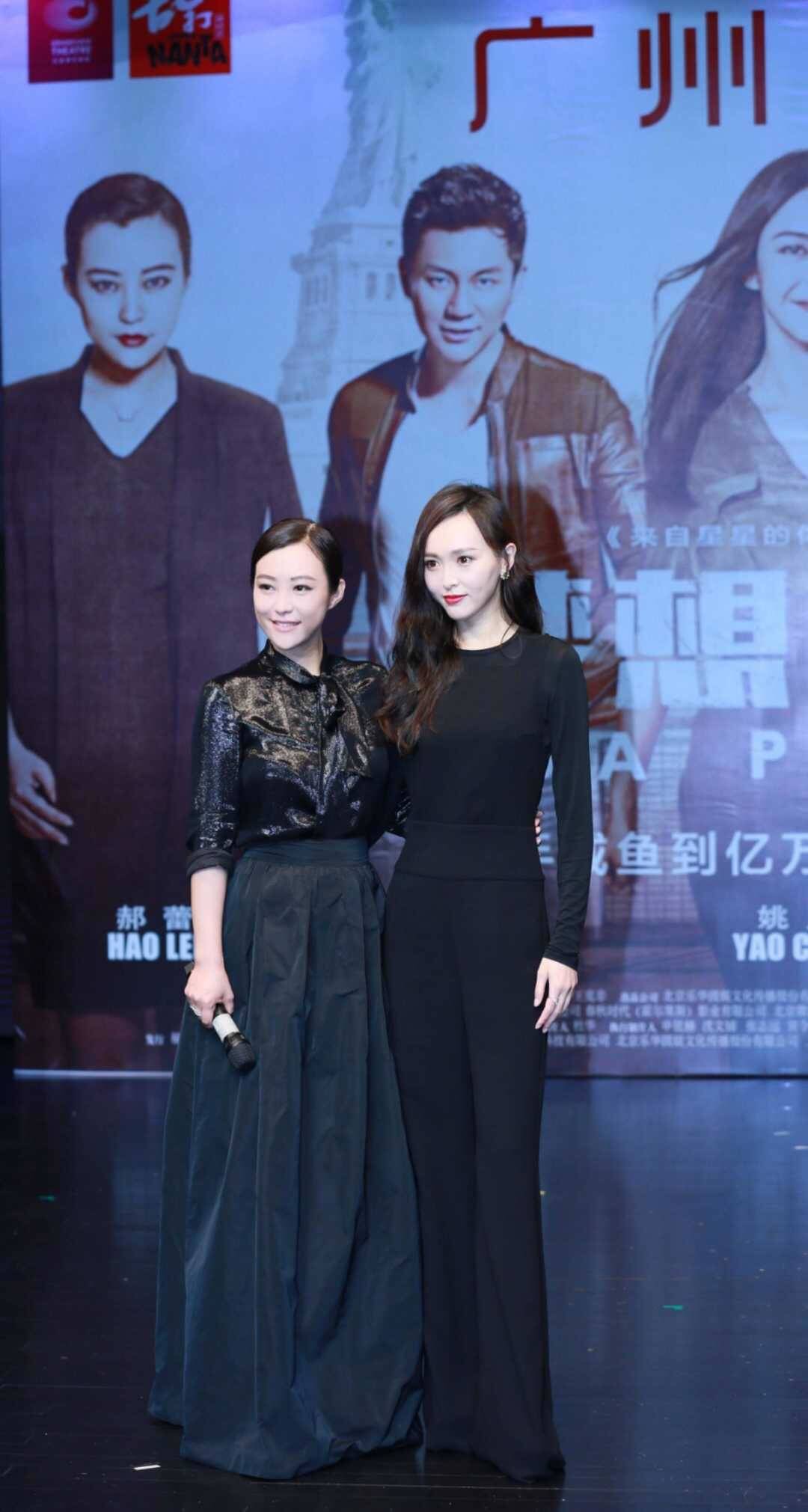 身材|郝蕾胖得坦荡,穿印花衬衫无惧“阿姨肚”,站小鲜肉边上不虚气场