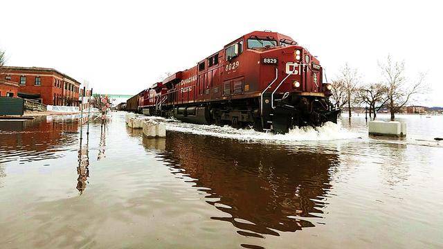 泰国的火车真牛呀！铁轨被水浸没，还照常行驶，网友：乘风破浪