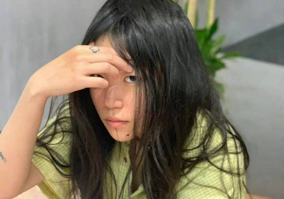 结果|窦靖童罕见尝试长发造型，以为要走淑女风，结果比短发还“叛逆”