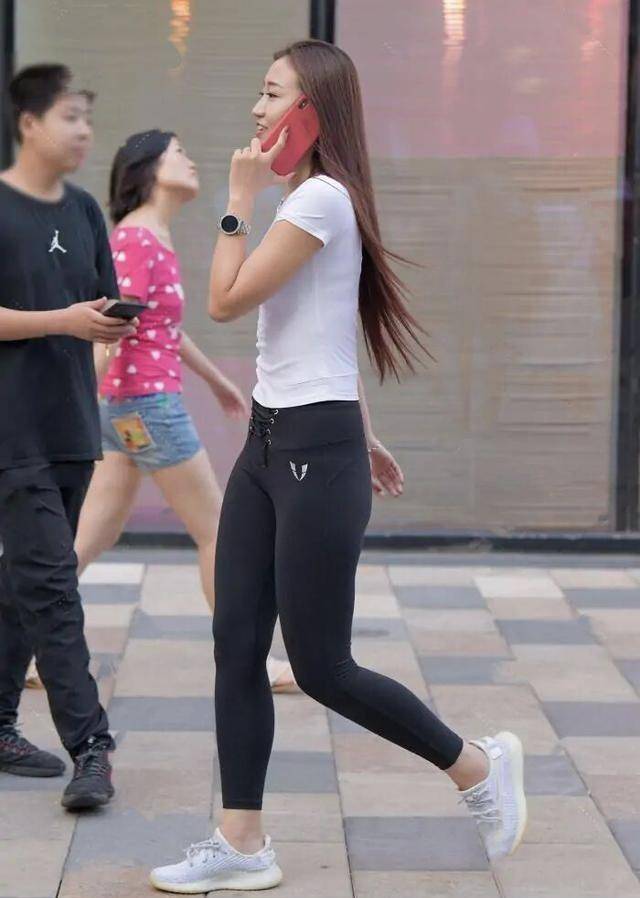 才有|真没想到，“健美裤”还可以这么穿，时髦又修身，让人大开眼界！