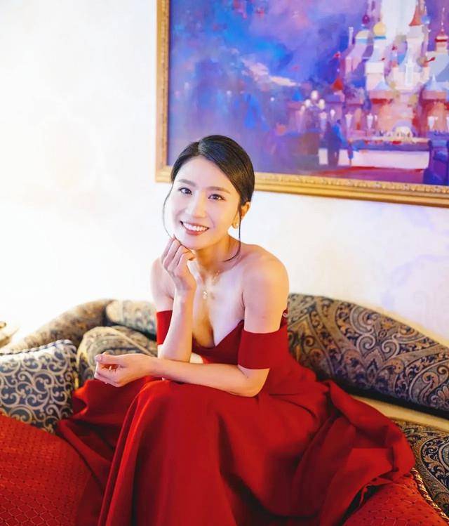 身材|“瑜伽女神”林芊舒晒美照 红色礼服秀香肩 当妈后身材“逆龄”生长