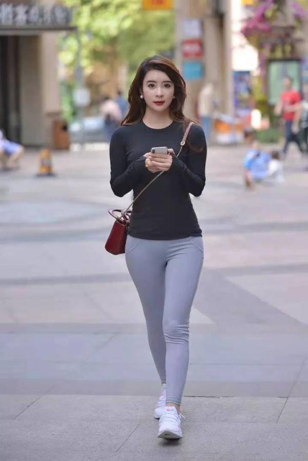 魅力|街拍美女连衣裙潮流穿搭大秀身材！