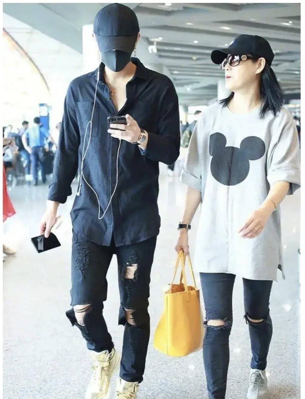 黑色|黄子韬与妈妈一起走机场，同穿破洞牛仔裤，妈妈潮酷感超显年轻