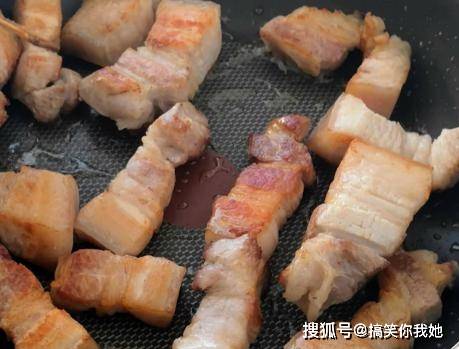 做法|红烧肉秘制做法,不加酱油不焯水,色泽红亮肉软糯,吃一次就上瘾