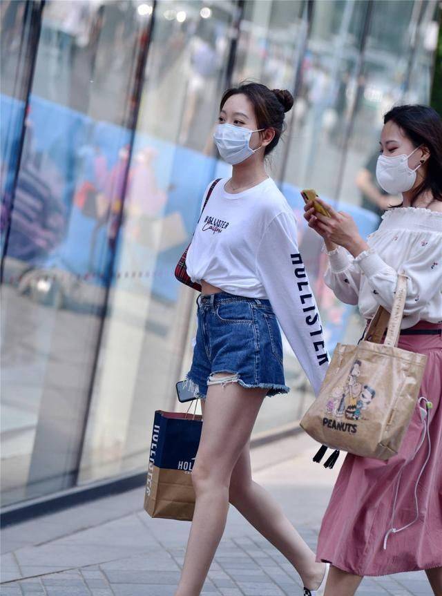 运动鞋|小姐姐浅蓝色毛边牛仔短裤，搭配一款黑色修身小吊带，时尚又美丽