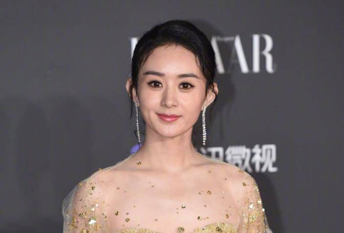 金色|32岁赵丽颖一袭金色薄纱礼服惊艳亮相芭莎慈善夜，生图太真实了