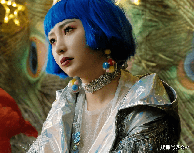 直播|39岁柳岩穿抹胸裙秀事业线！和异性十指紧扣热舞，扭腰胯臀好性感