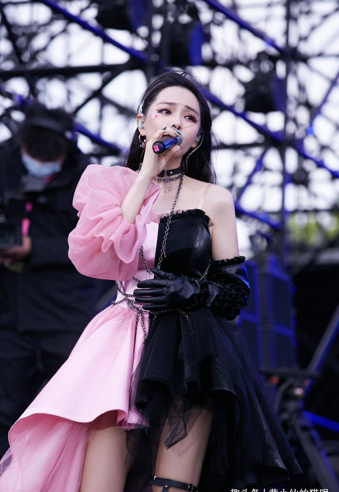 黑色|奔四的女人，少穿“花”衣服，多穿这3种颜色的衣服，减龄又显白