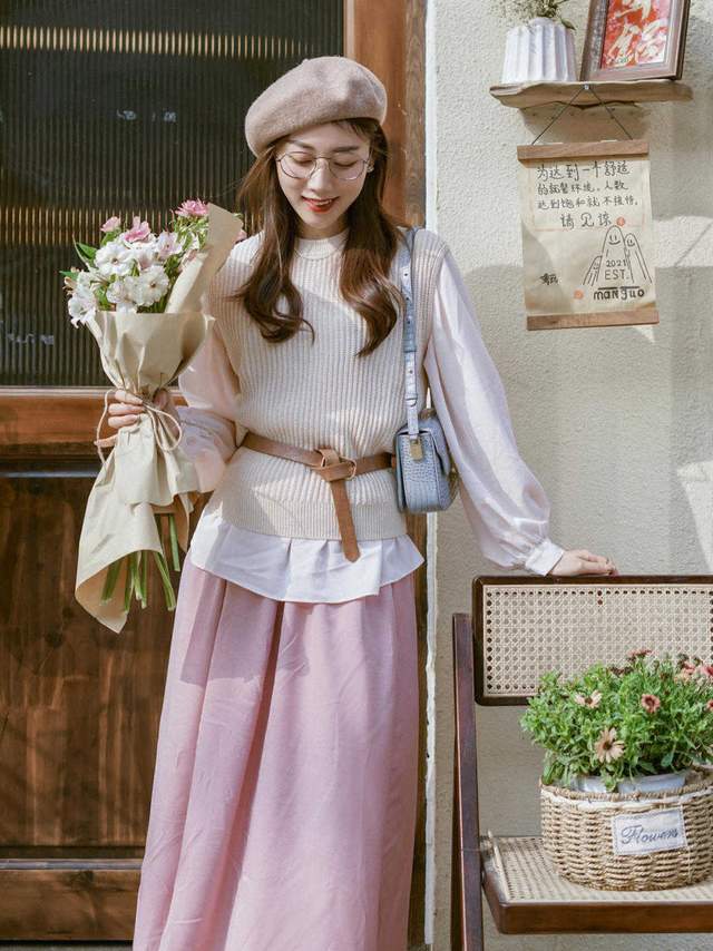 显得|皮肤暗黄的女生如何选衣服颜色？可以尝试这几款，让你显白还好看