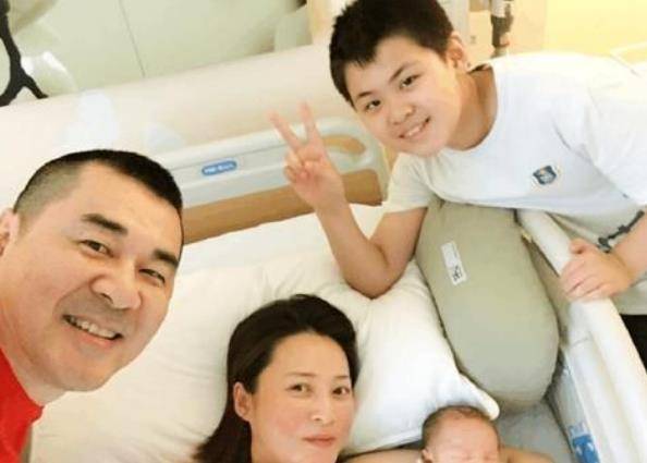 蒋勤勤|蒋勤勤与大儿子拍大片,皮肤白皙状态太年轻,14岁儿子颜值遭吐槽