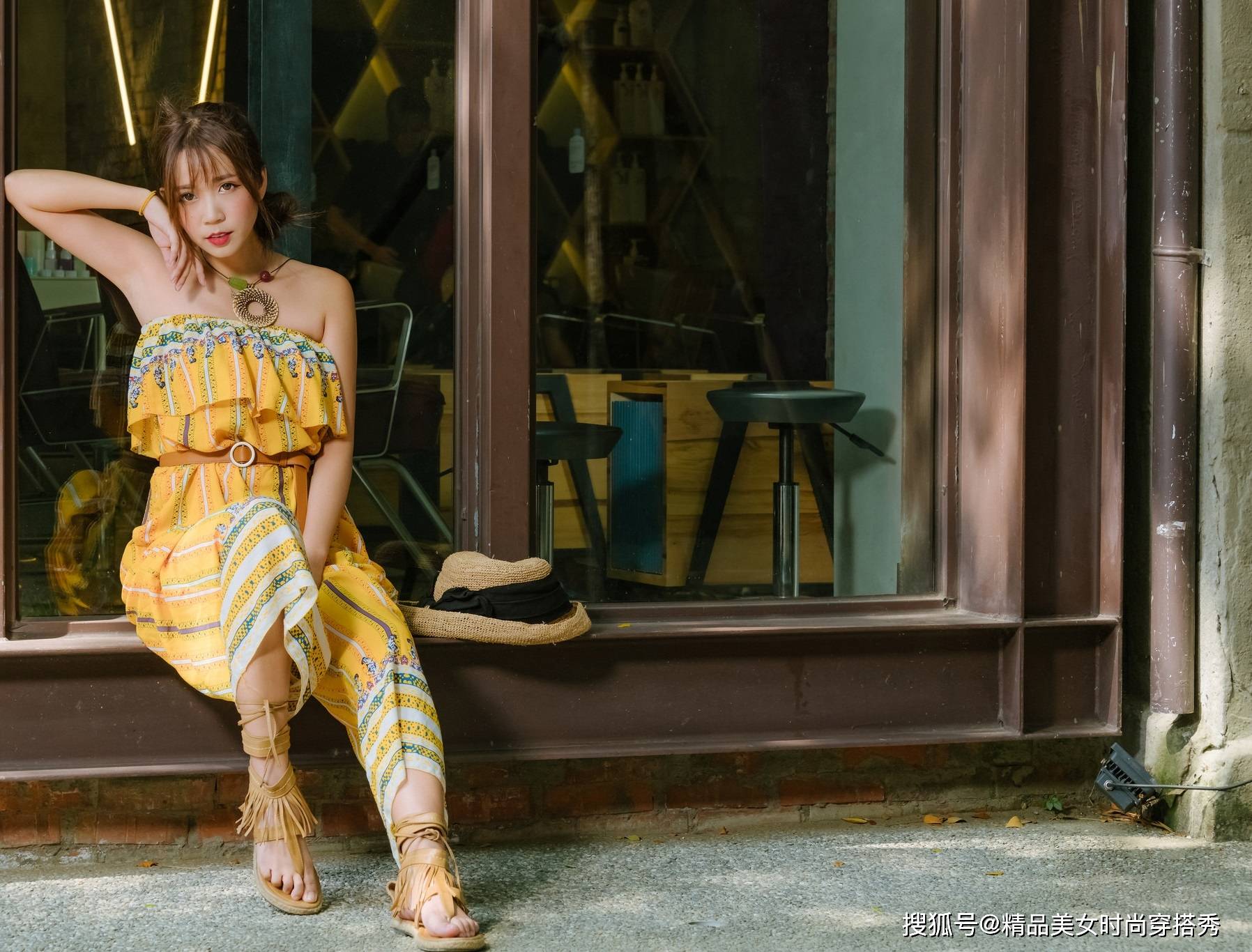 民族|一字肩连体裤,搭配一双民族风十足的凉鞋,优雅浪漫