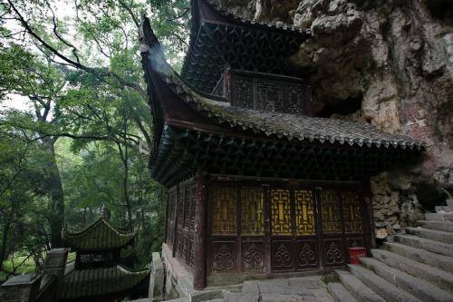 集文物古迹、风景园林、民族风情于一体，贵州省飞云崖古建筑群