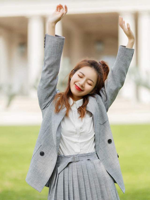 显得|气质女神衣橱里必备的衣服款式，西服和连衣裙，不光百搭还高级