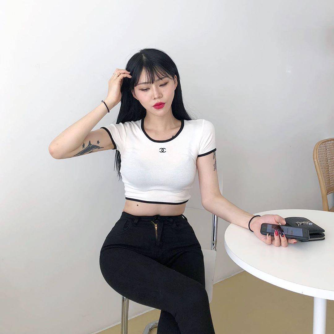 短裙|穿露脐T恤何必总配短裙，搭配裤装也能美到冒泡，吸睛还撩人
