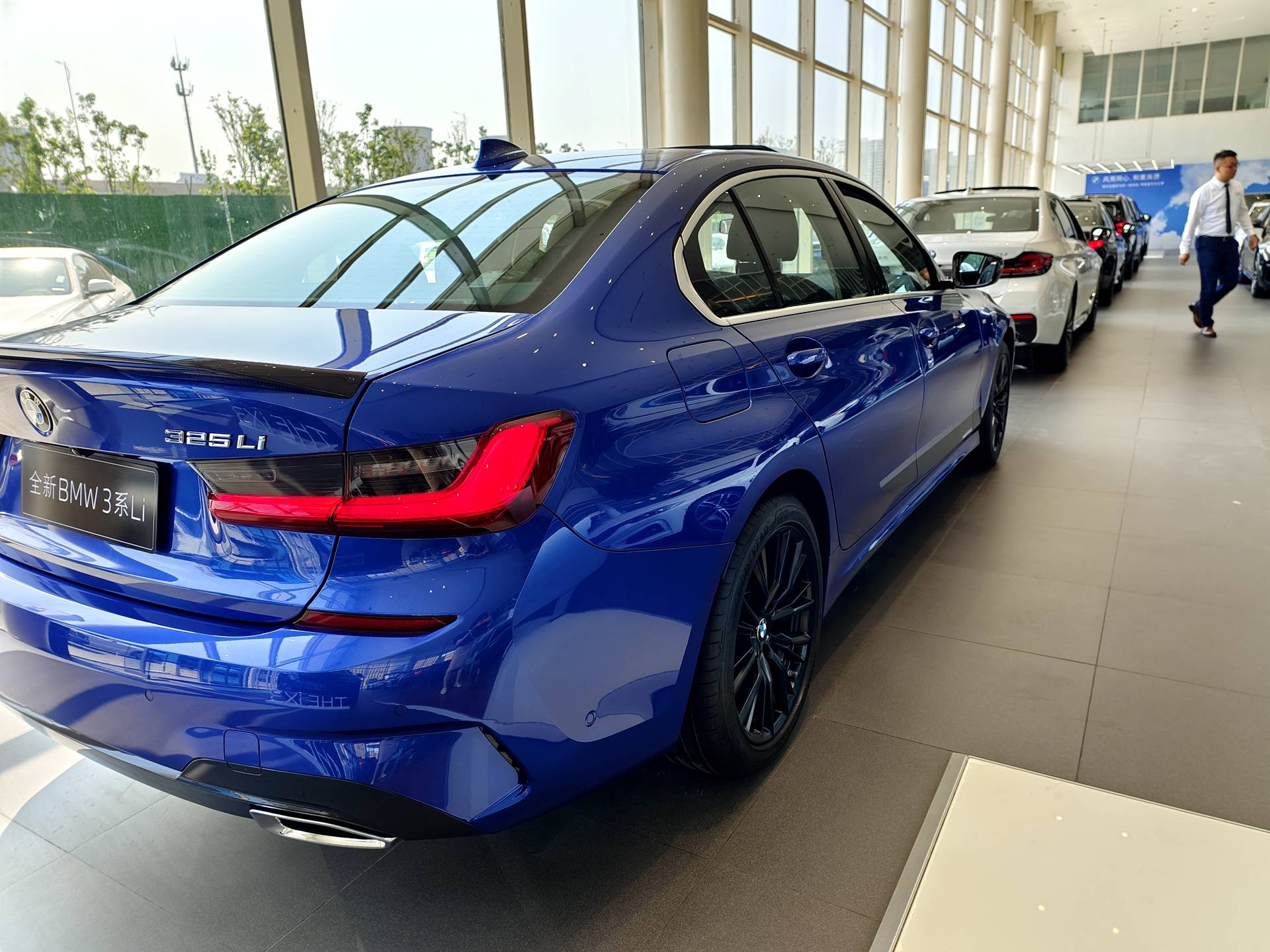 减配挡不住大卖实拍宝马3系曜夜版一眼心动