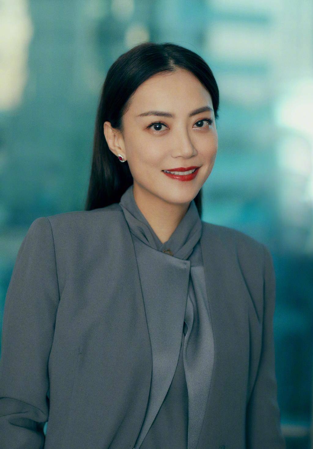 原创霍汶希一袭灰色西服套装，时尚又高级，尽显时尚女神范