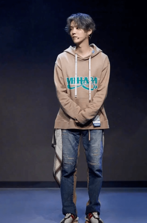 衬衣|鹿晗恋爱后大变样，穿印花衬衣配牛仔裤，时尚感太强了