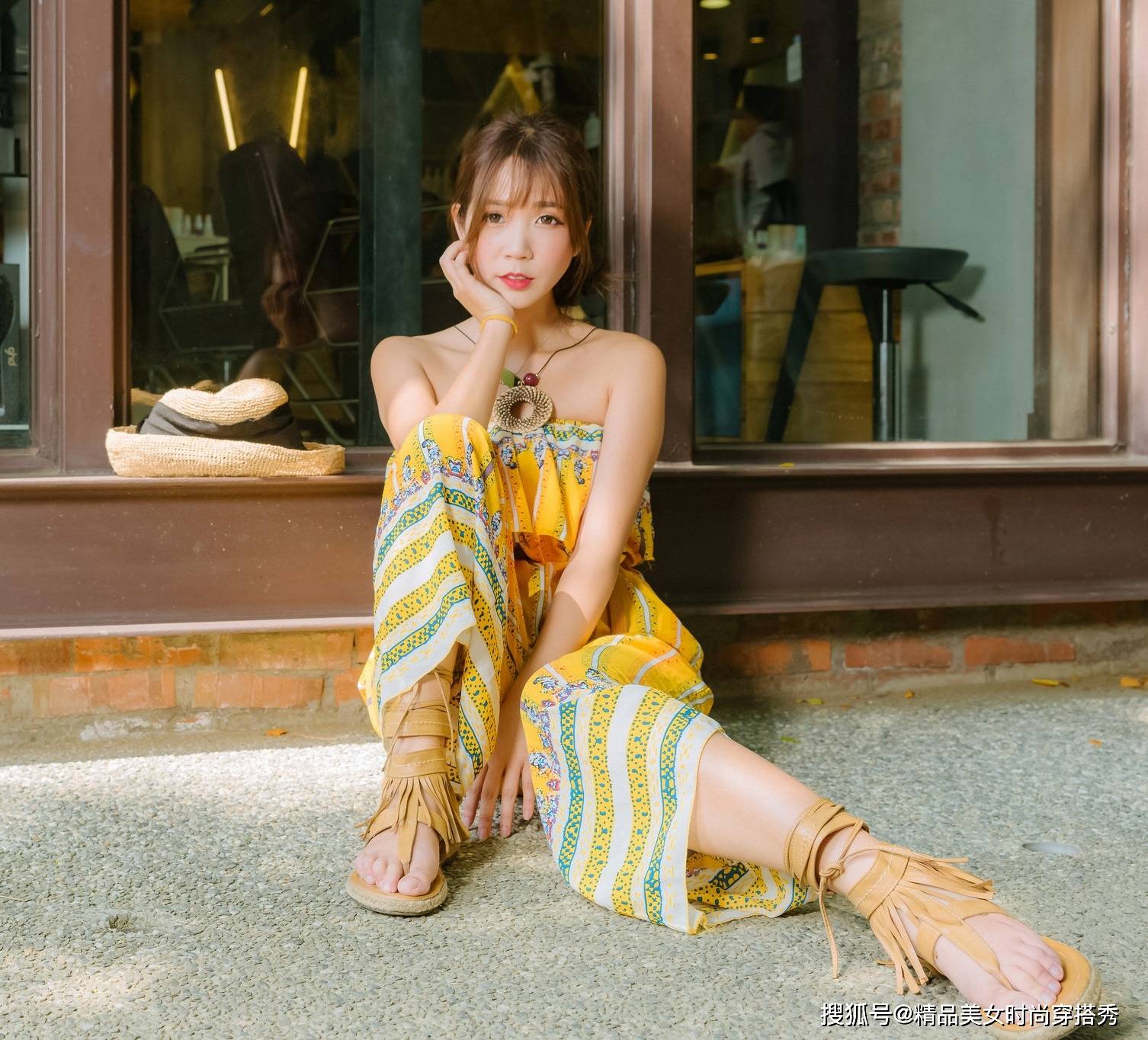 民族|一字肩连体裤,搭配一双民族风十足的凉鞋,优雅浪漫