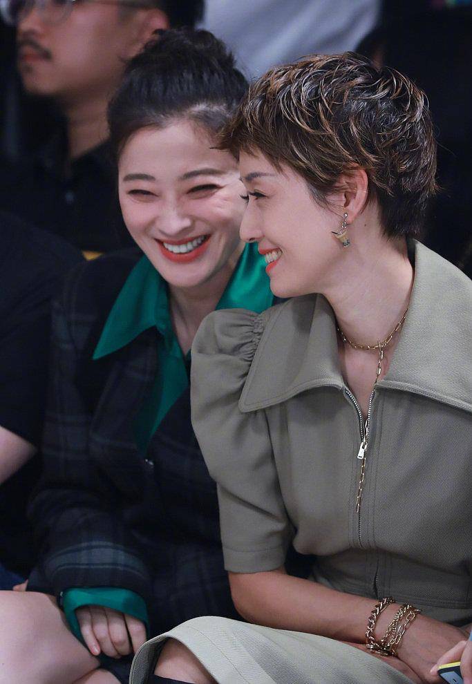 系列|44岁梅婷43岁马伊琍同框，两个中年妇女的高级优雅简直教科书级别