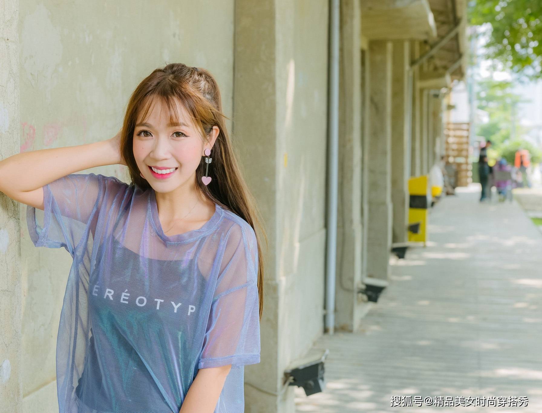 带着|清凉又潮范十足的穿搭莫过于吊带搭配牛仔短裤，轻松穿出夏日感