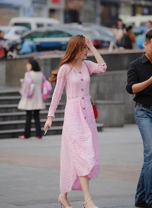 高跟鞋|美女脚上搭配上一双尖头的白色高跟鞋，走起路来姿态犹如女神
