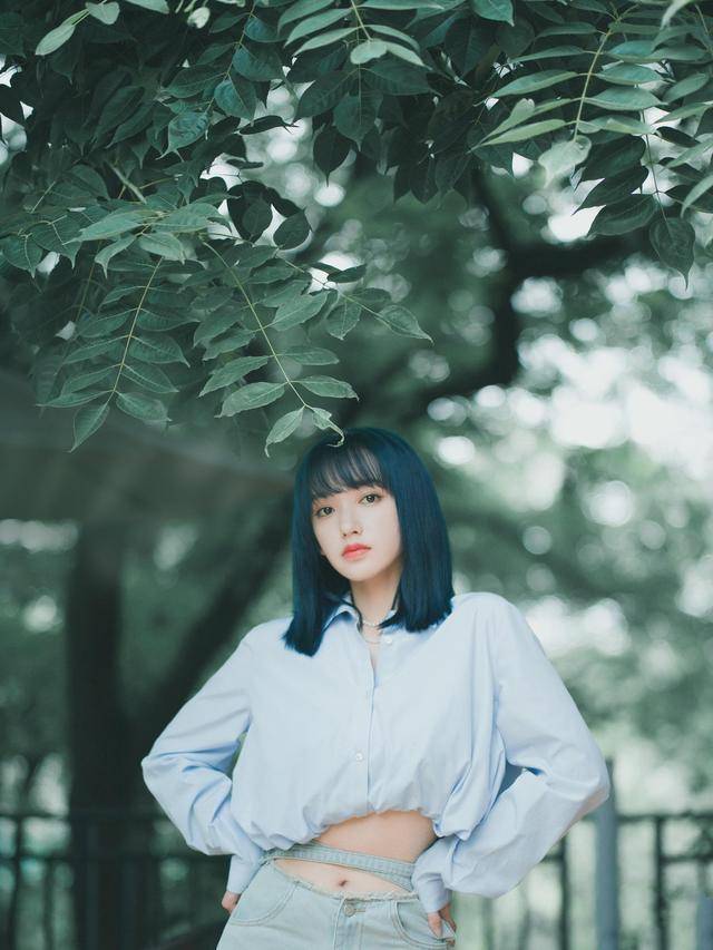 服装|程潇身穿灰色纱裙，配白长靴，宛如画中仙