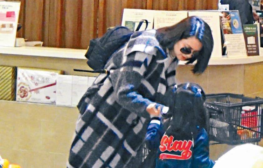 黑色|风波中洪欣独自带女儿出街，穿灰大衣+破洞裤很减龄，哪里像48岁