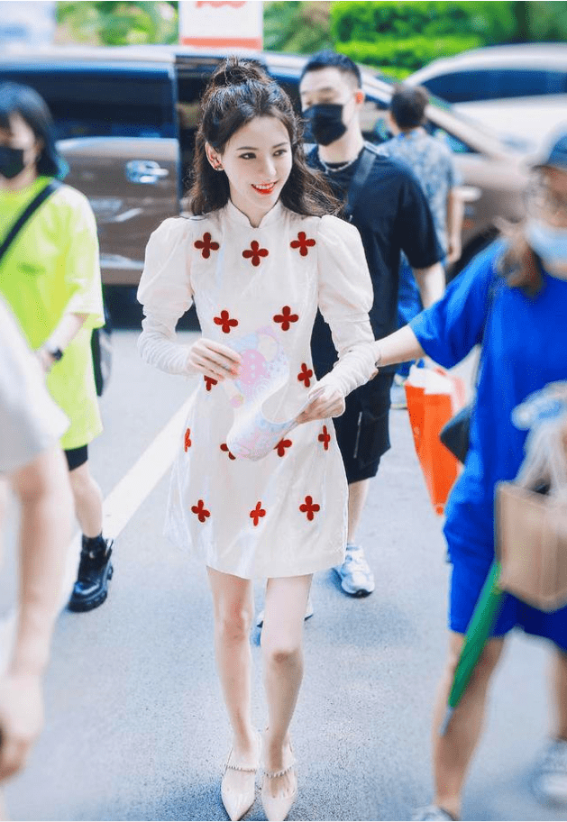 &quot|张予曦真是＂白得发光＂，不修图都带磨皮效果，穿白裙像仙子一样