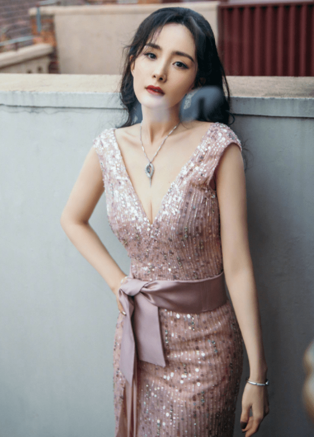 黑色|敢穿只佩服杨幂！穿V领裙秀身材，凹凸曲线一点不像当妈人