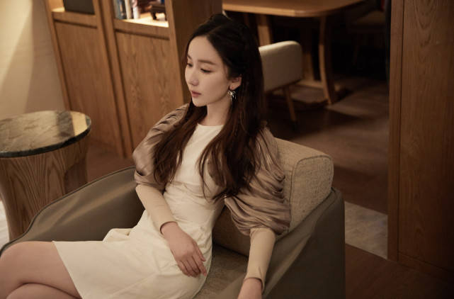 娄艺潇|娄艺潇愈发有女人味，白色蕾丝裙华丽高级，这身段真没得挑