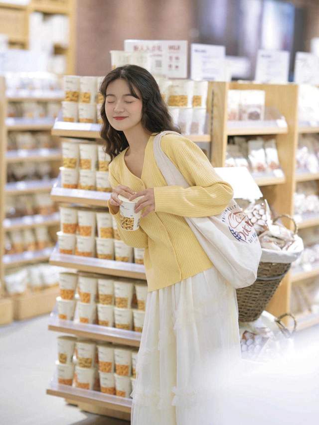 显得|皮肤暗黄的女生如何选衣服颜色？可以尝试这几款，让你显白还好看