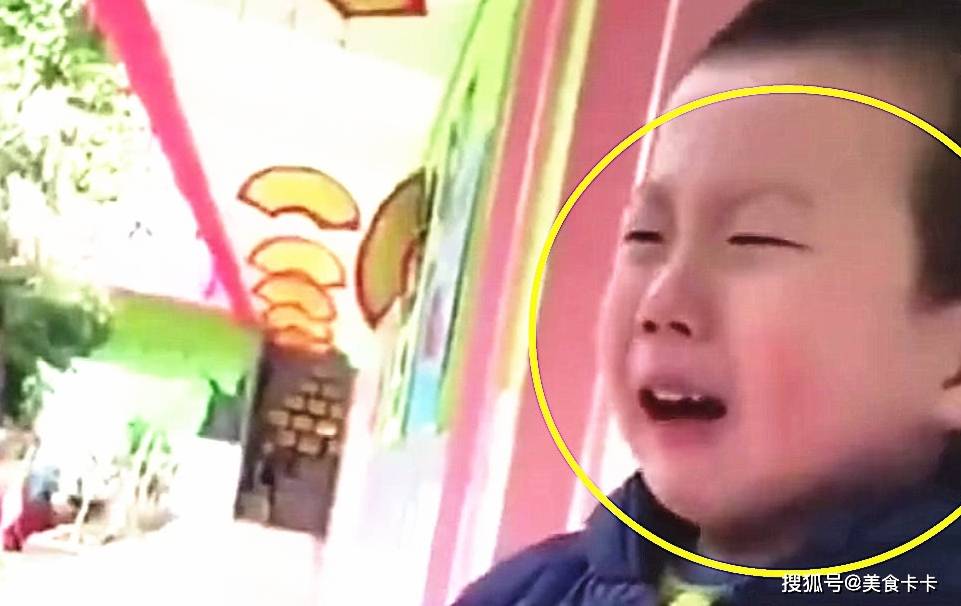 班里|第一天上幼儿园，以为儿子会哭，看了老师发的视频后，爸妈笑喷