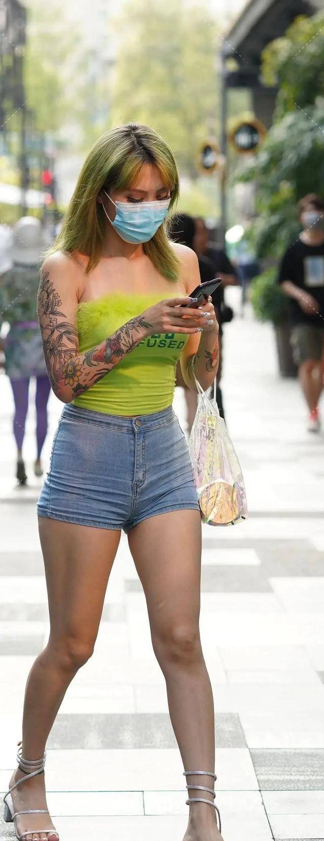 显得|美女穿白色的吊带裙轻盈柔美,充满气质魅力,让你帅气