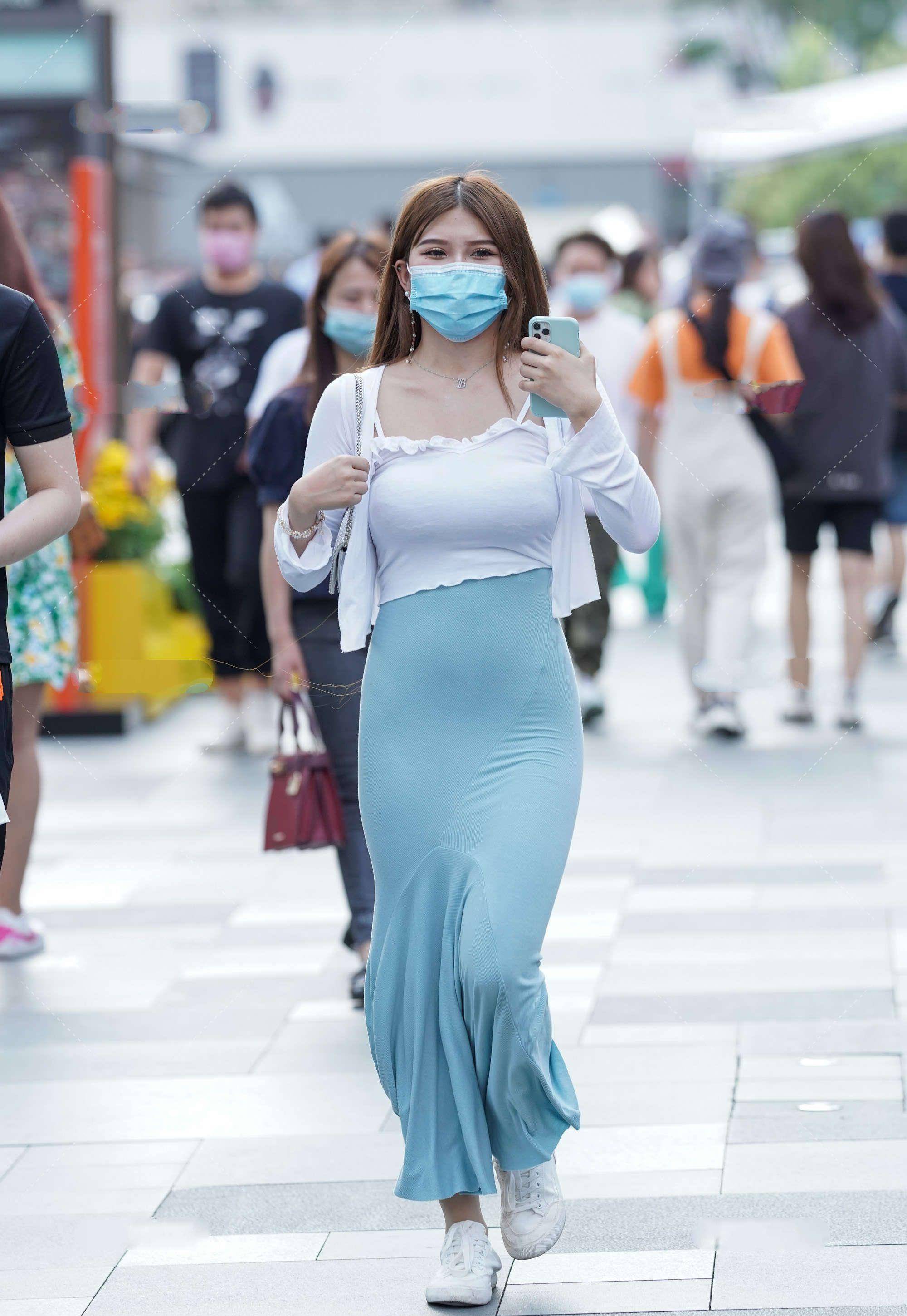 小白|蓝白色拼色鱼尾连衣裙穿在身上很减龄,就像一条美人鱼
