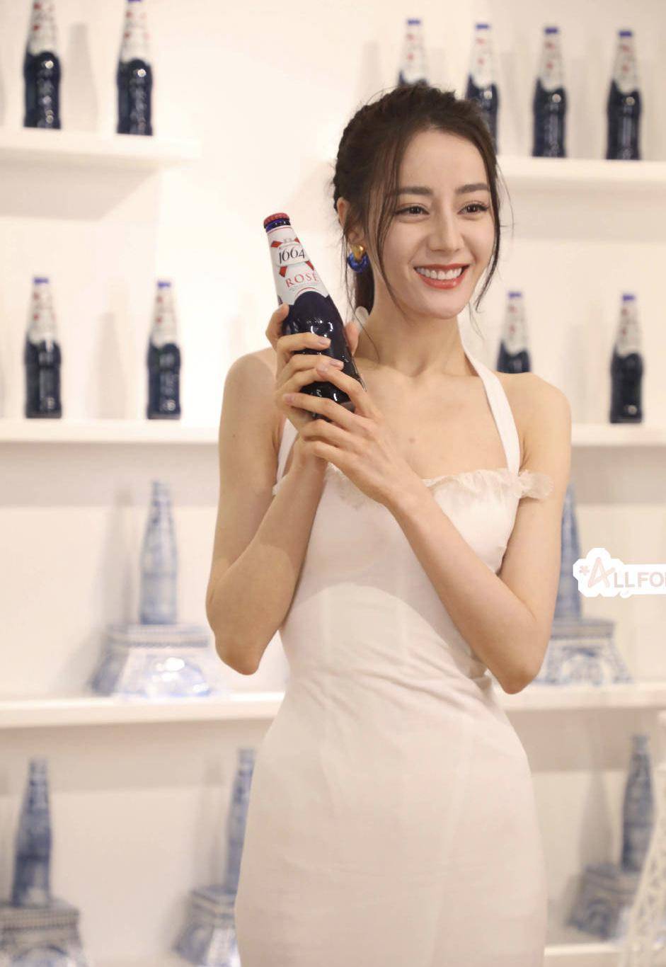 金色|迪丽热巴出席某活动,一袭白色挂脖修身长裙,腰身曲线完美