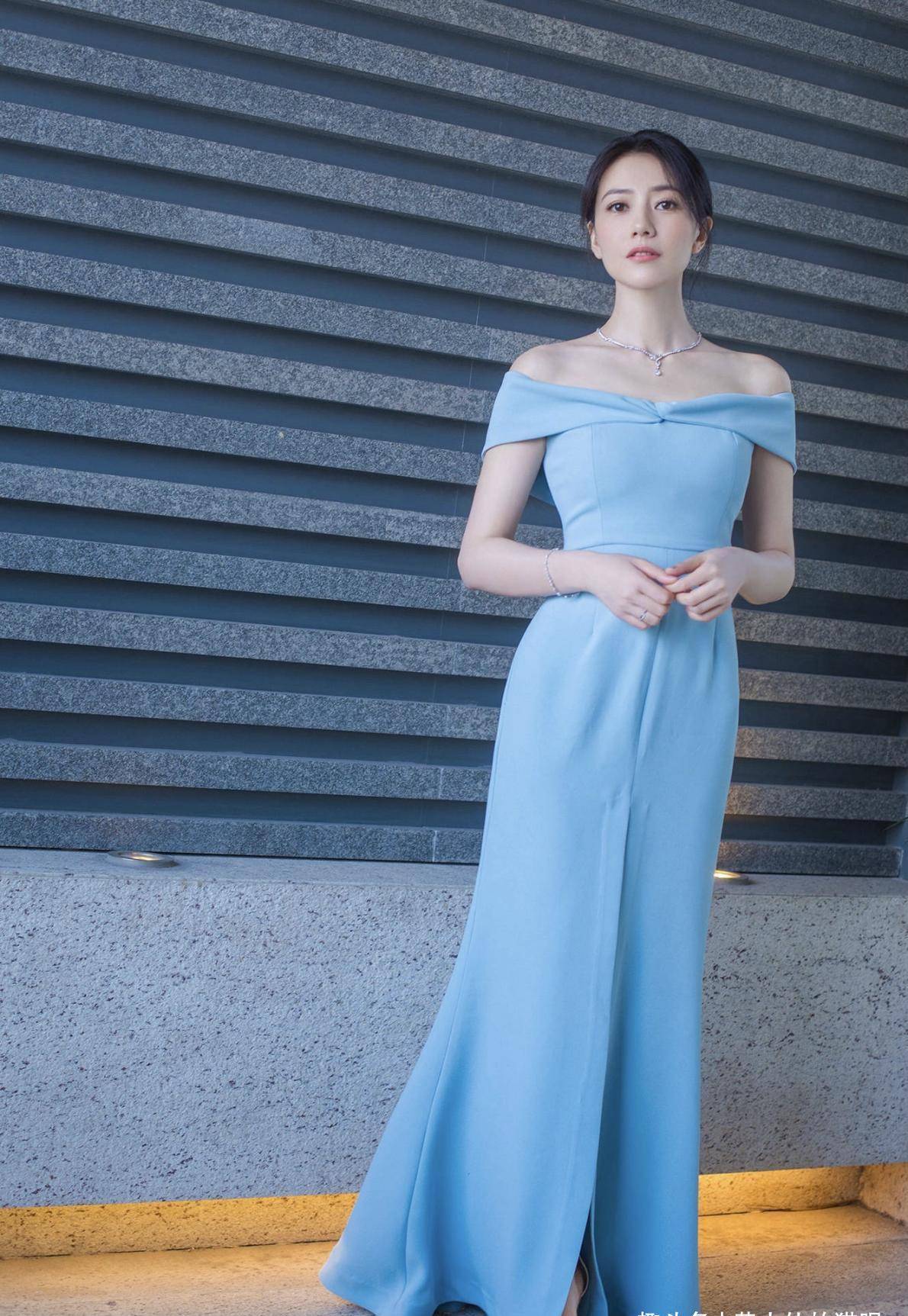 黑色|奔四的女人，少穿“花”衣服，多穿这3种颜色的衣服，减龄又显白