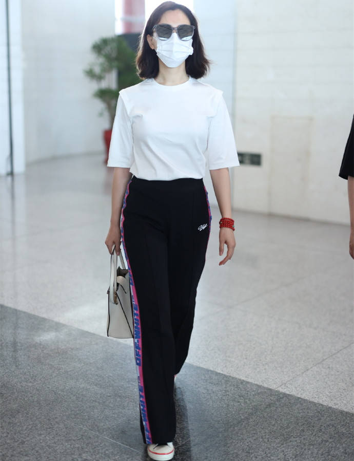 校服|“校服裤”也能穿出时髦？学女神陈数这样穿，减龄时髦值得借鉴