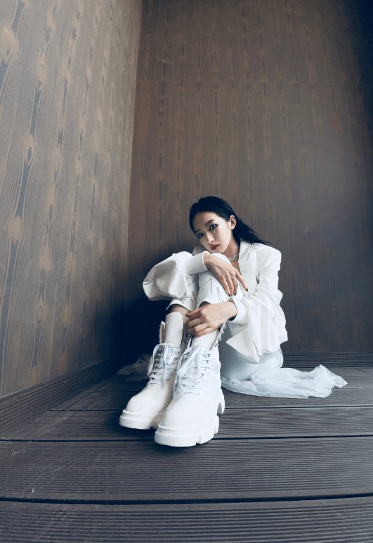 黑色|孟美岐穿搭未免太“野”，难怪招人批，这打扮谁招架得住？