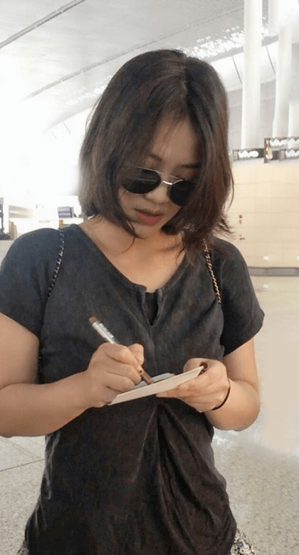 设计|马思纯这气质我服了！穿T恤+碎花裙走机场，土味造型穿出时髦感