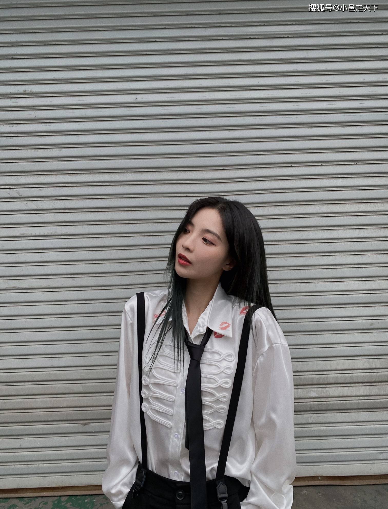 许杨玉琢黑色领带霸气写真