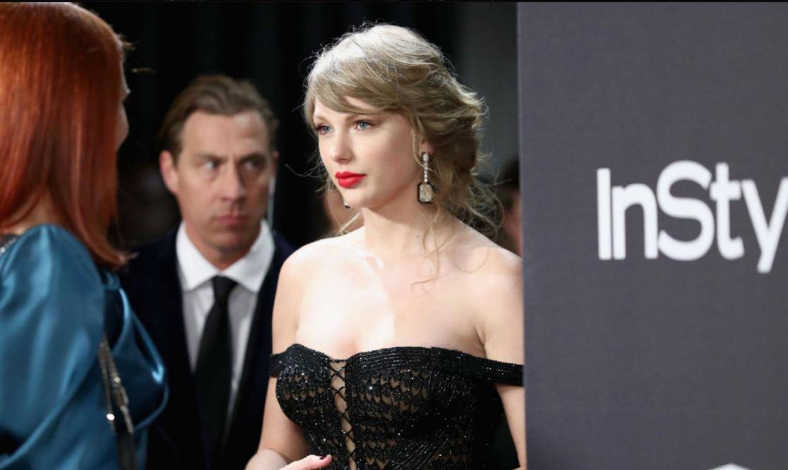 黑色|霉霉瘦了很多，大胆挑战黑色镂空长裙，换个发髻美得高贵优雅