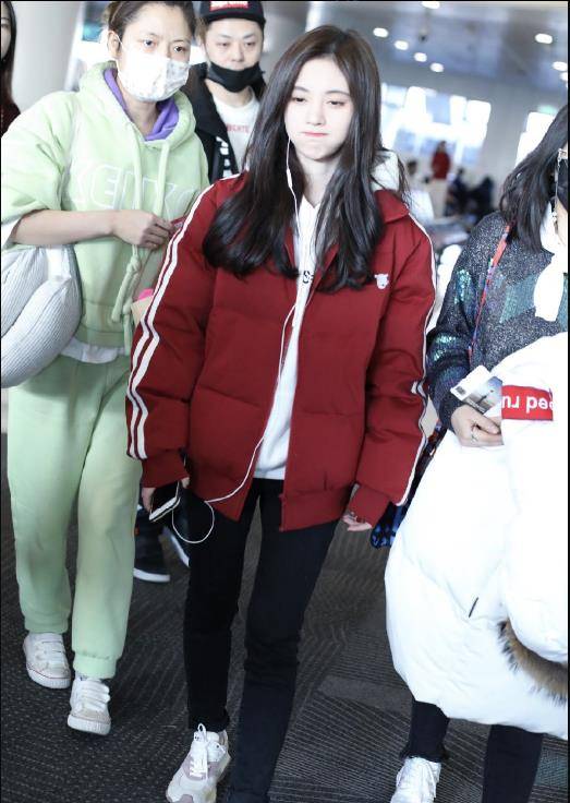 卫衣|鞠婧祎穿中国红羽绒服配卫衣时髦，天生柳叶眉配微卷发型尽显清纯