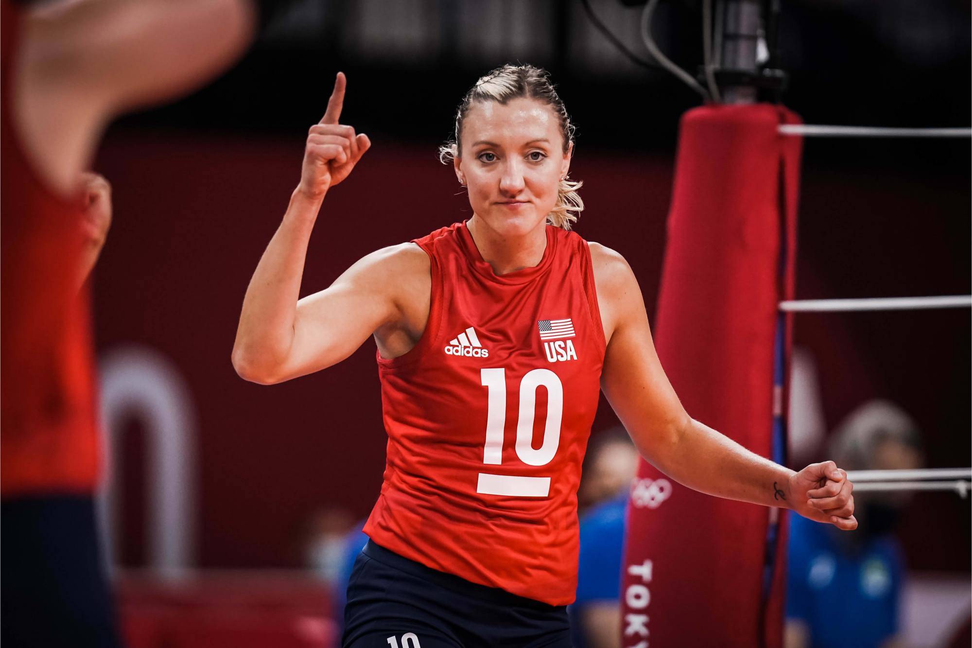 东京奥运会女排决赛美国3:0横扫巴西,首次站上奥运最高领奖台!